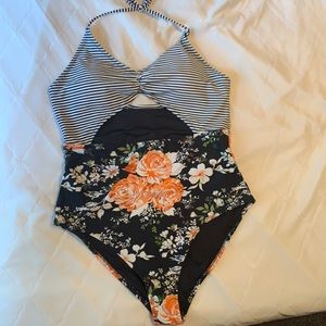 CupShe keyhole one piece swimsuit